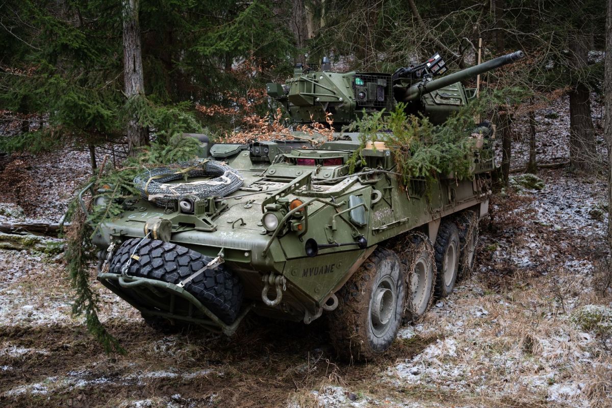 Exército dos EUA analisa o Stryker Dragoon no sul da Alemanha e expõe por que US$ 21,6 bilhões viraram aposta, com canhão de 30 mm, 64 km de treino e limites fora de estrada.