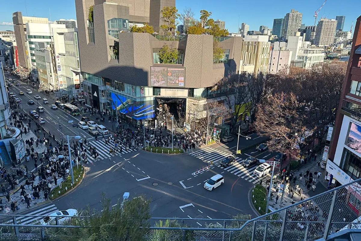 No Japão, lixeiras raras mudam o turismo: limpeza exemplar e segurança moldam hábitos, regras urbanas e o descarte de resíduos nas ruas.