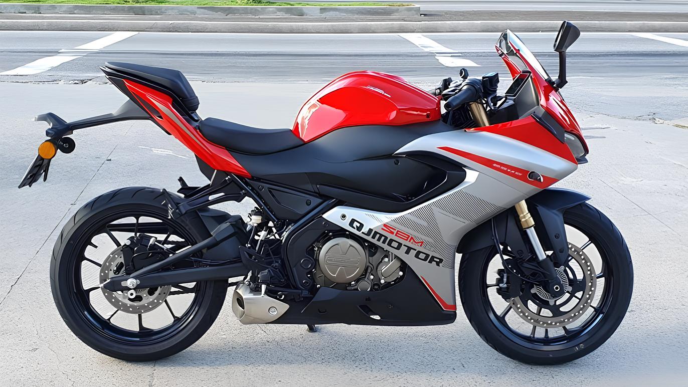 Com 249 cc, motor bicilíndrico e câmbio automático inédito na categoria, a nova QJ SRK 250RA combina arquitetura paralela de dois cilindros, refrigeração líquida e proposta urbana de baixa cilindrada em uma configuração jamais vista no segmento 250 cc