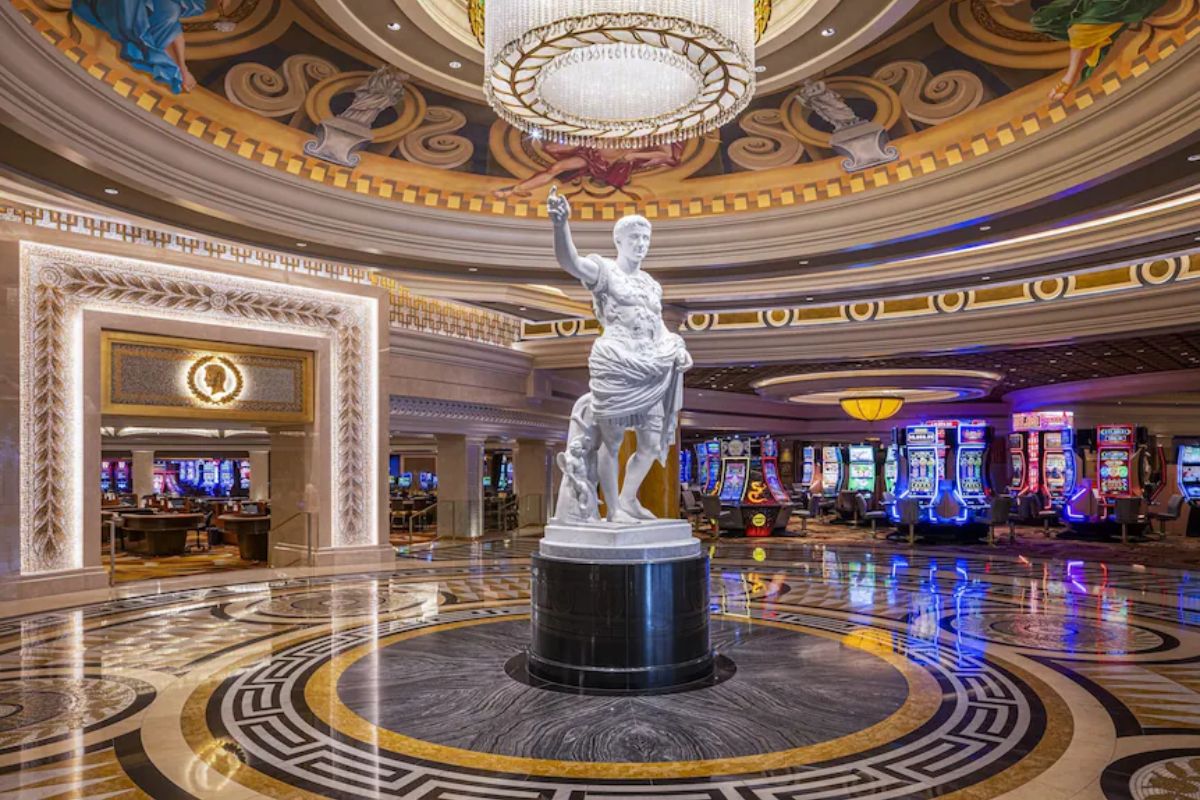 Resort inspirado na Roma Antiga completa 60 anos em Las Vegas. Caesars Palace amplia presença na Strip com novas suítes presidenciais e reforça estratégia de luxo, modernização e escala com 3.980 quartos.