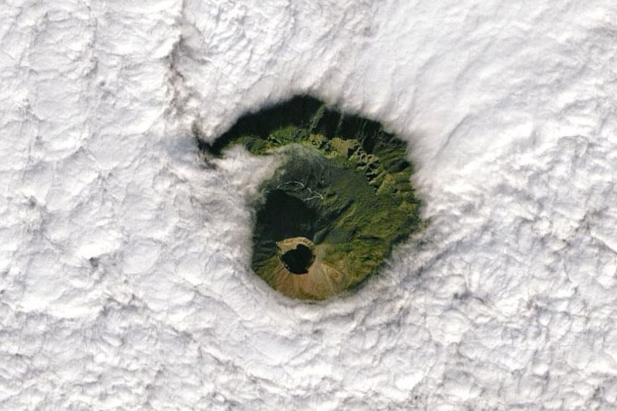 Satélite da Nasa registra o Monte Vesúvio através de nuvens sobre Nápoles em imagem do Landsat-8, destacando cratera, contexto urbano e histórico eruptivo, e reforçando por que um instante limpo no céu pode virar dado comparável e debate público.