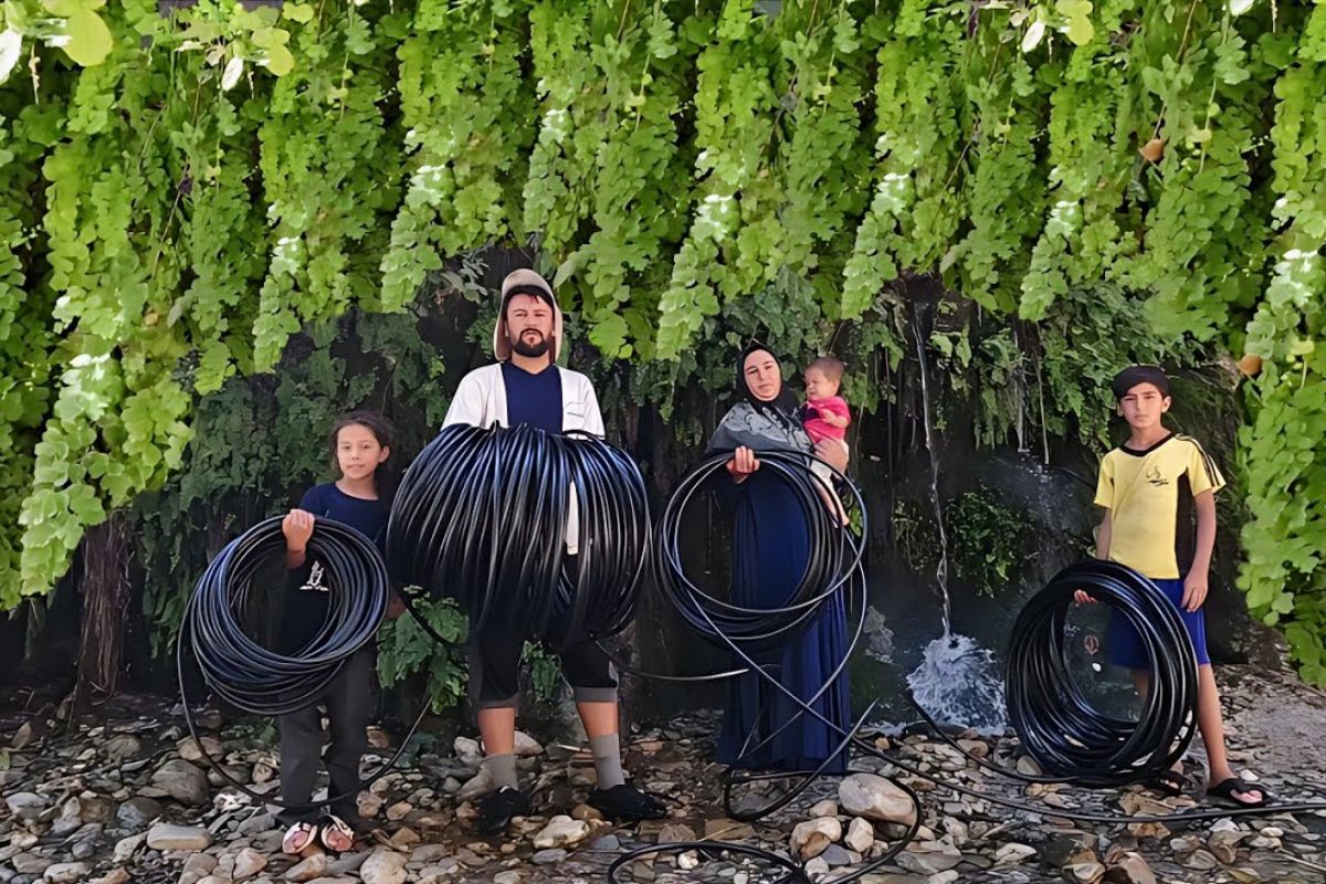 A rotina revela como a água da montanha chega por cano após travessia de rio em barco, com nómadas iranianos transformando risco e técnica em sobrevivência diária.