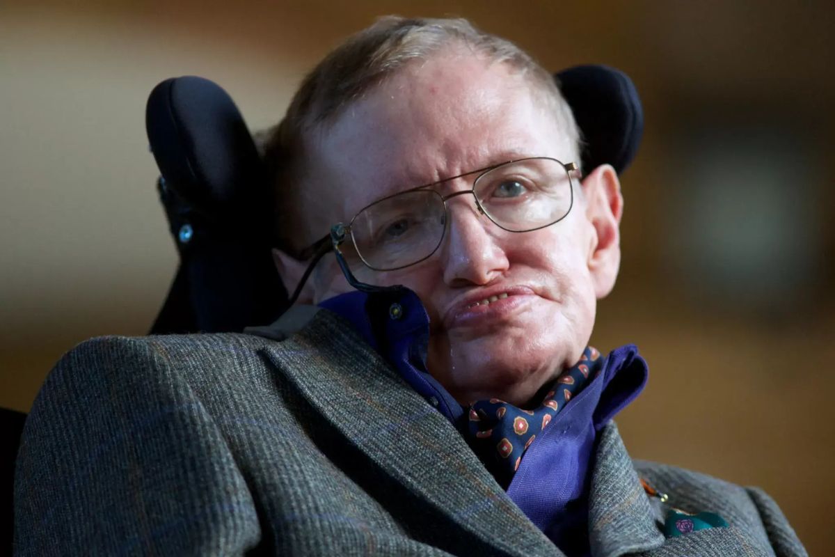 Stephen Hawking voltou ao debate com a previsão de 2600, ligando Terra, superpopulação e energia a um planeta em vermelho vivo e a um alerta que reaparece em 2026 quando o futuro deixa de parecer distante.