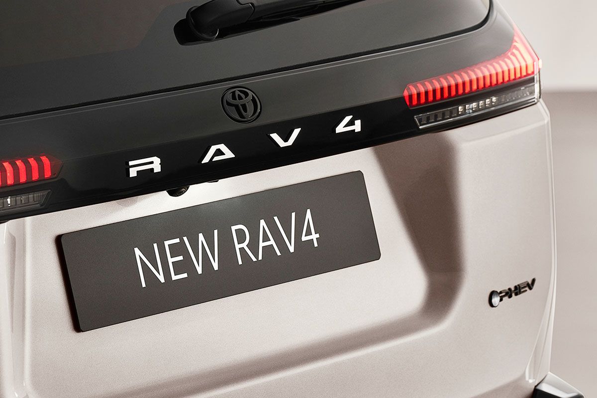 Toyota explica por que o RAV4, SUV híbrido líder lá fora, enfrenta barreiras no Brasil: importação, custo e flex-fuel como referência de decisão. Entenda o que pesa e o que pode mudar.