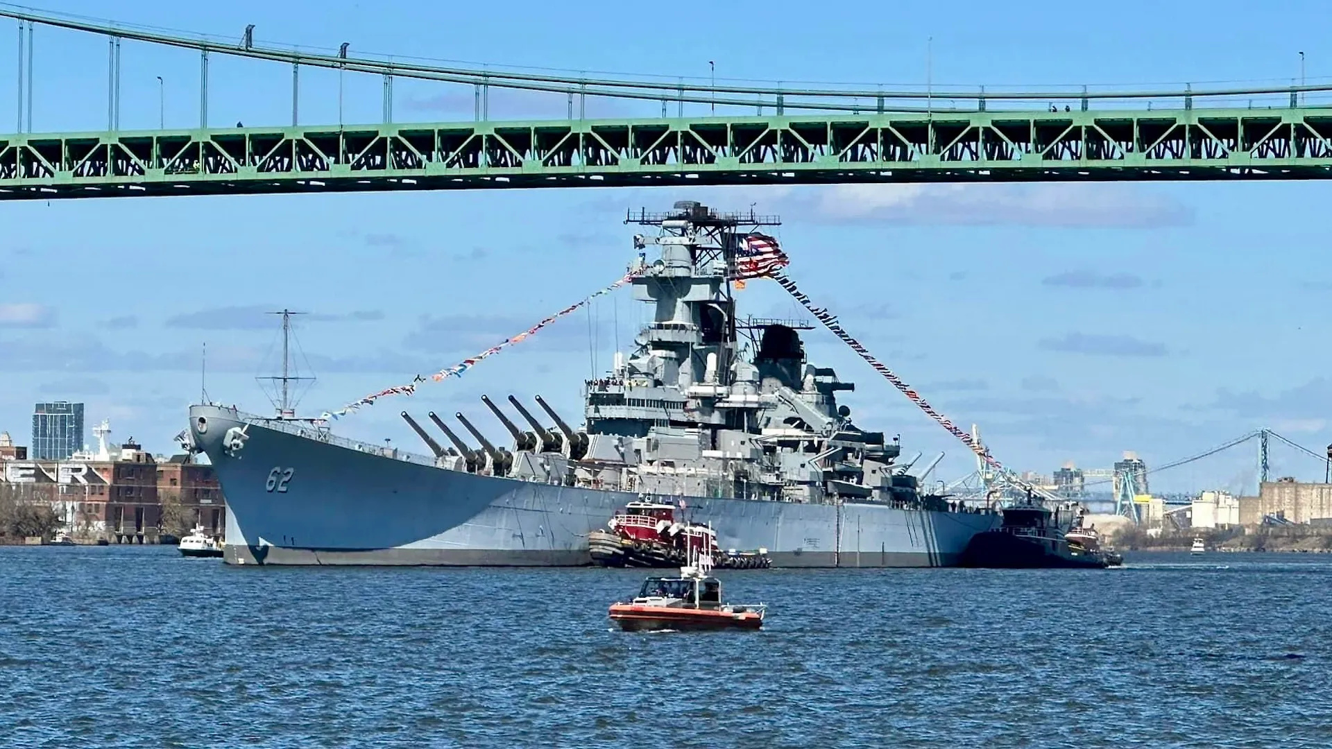 “Encouraçados estavam mortos”, diziam os estrategistas: o USS New Jersey disparou projéteis de 1,2 tonelada a mais de 40 km de distância, manteve poder de fogo devastador mesmo na era dos mísseis e provou que a artilharia naval ainda podia decidir guerras modernas