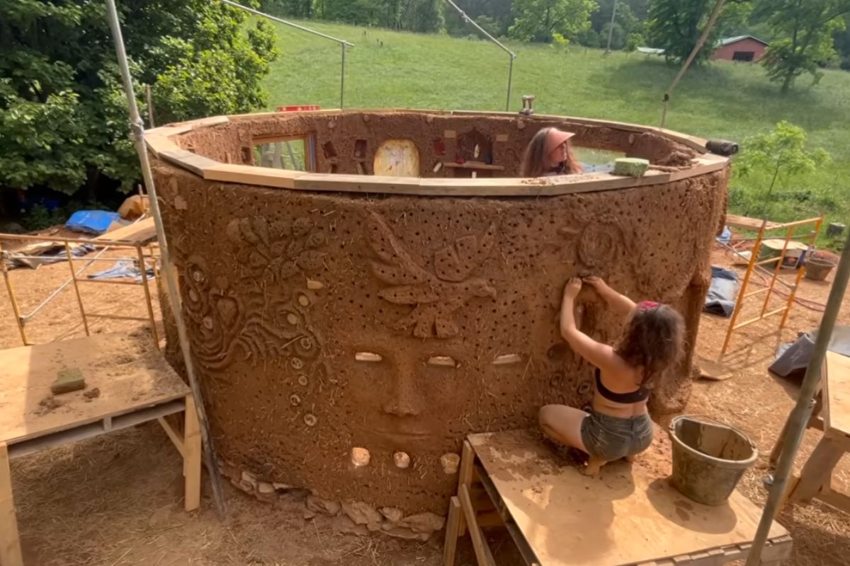 casa de taipa detalha como fundação, telhado, argila e reboco de argila se combinam em camadas para controlar drenagem, umidade e durabilidade, do piso compactado ao acabamento interno, numa construção natural que depende de consistência e método.