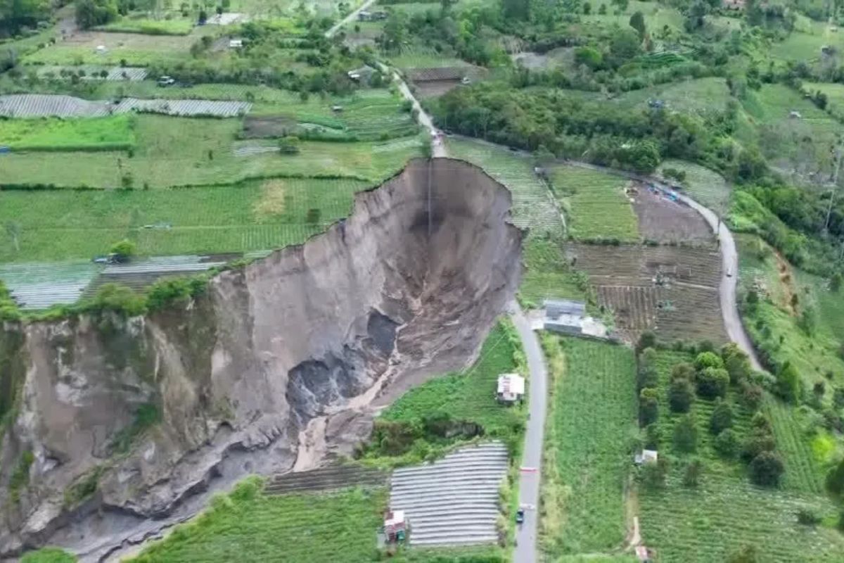buraco gigante em Aceh Central: cratera cresce com enchentes; solo cede com deslizamentos e ameaça lavouras. imagem: Reuters