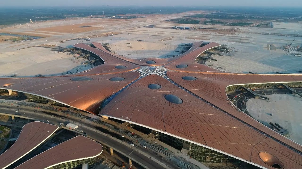 Para erguer o Aeroporto Internacional de Pequim-Daxing, a China despejou cerca de 1,6 milhão de m³ de concreto em um canteiro que operou como linha industrial contínua para fundações, lajes e estruturas do maior terminal único do mundo