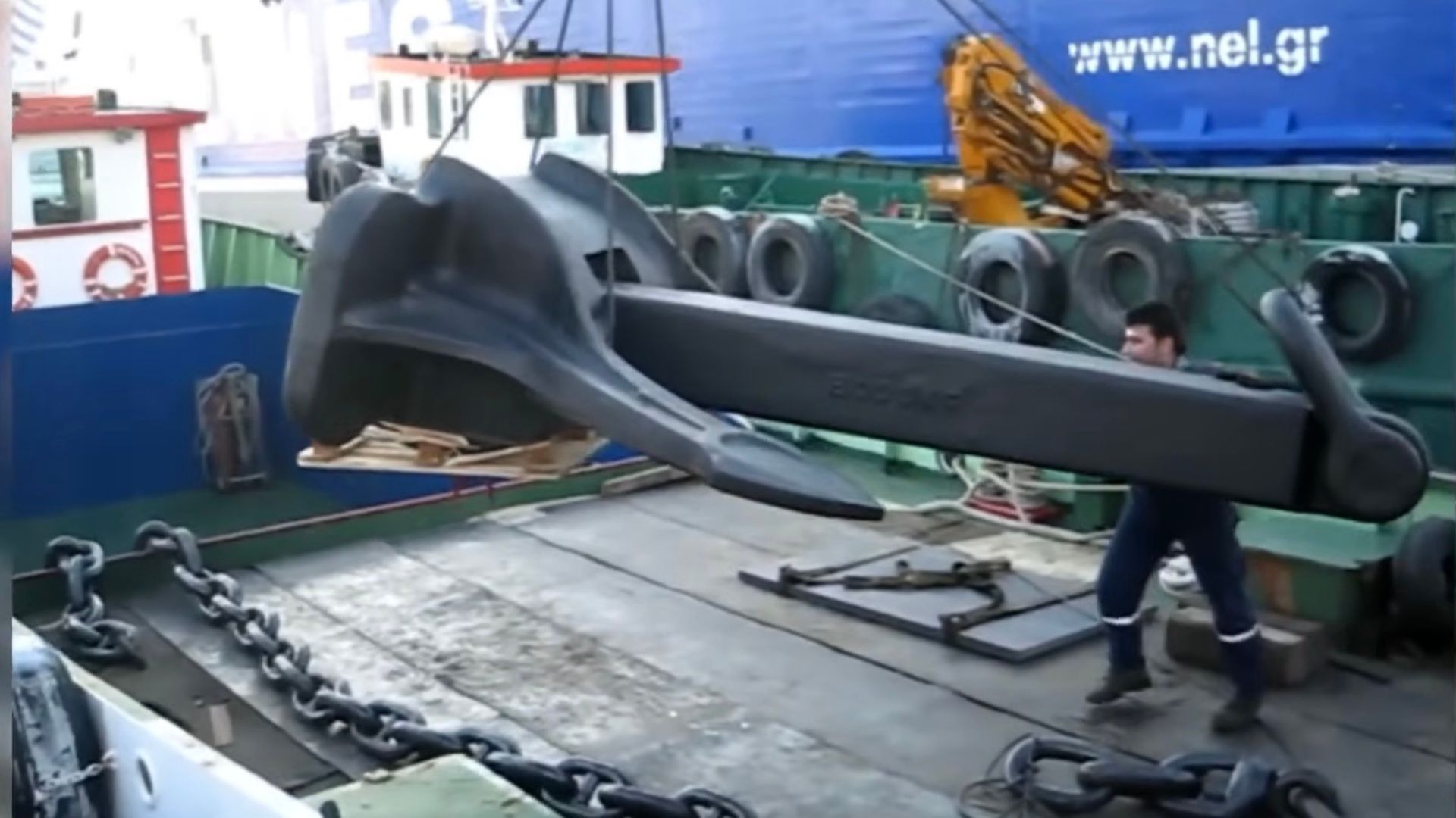 Navio porta-contêiner de 200 mil toneladas ancorado próximo ao porto