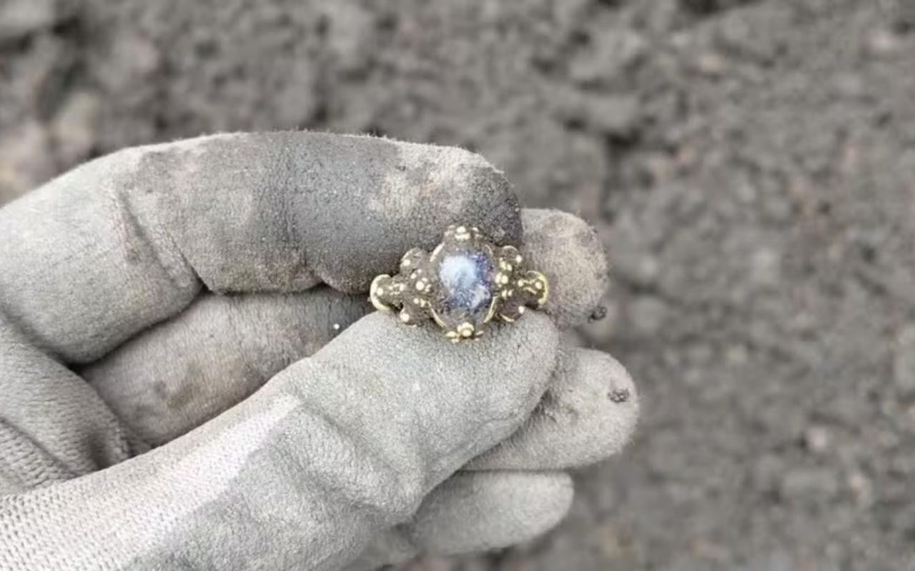 Arqueólogos revelam Anel de ouro medieval com pedra azul na Noruega. Peça rara achada em Tønsberg destaca luxo, tecnologia antiga e significado cultural.
