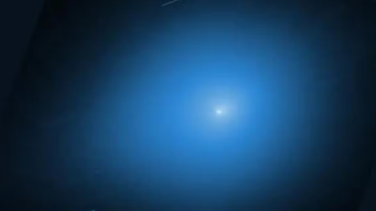 O cometa interestelar 3I/Atlas cruza o Sistema Solar a 57 km/s e permite que cientistas analisem matéria vinda de outro sistema estelar pela primeira vez em anos.