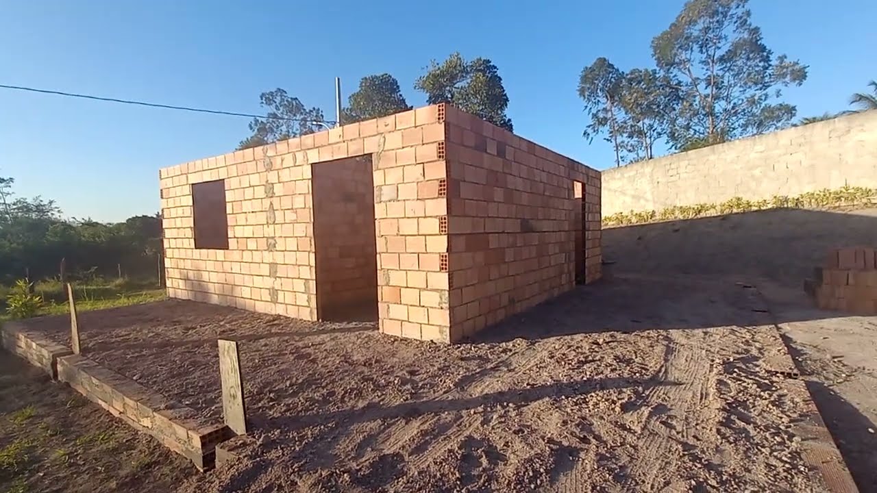 Construção econômica surpreende: casa de 49 metros quadrados é erguida com cerca de R$ 4 mil usando 3.000 tijolos, 17 sacos de cimento e técnica sem colunas