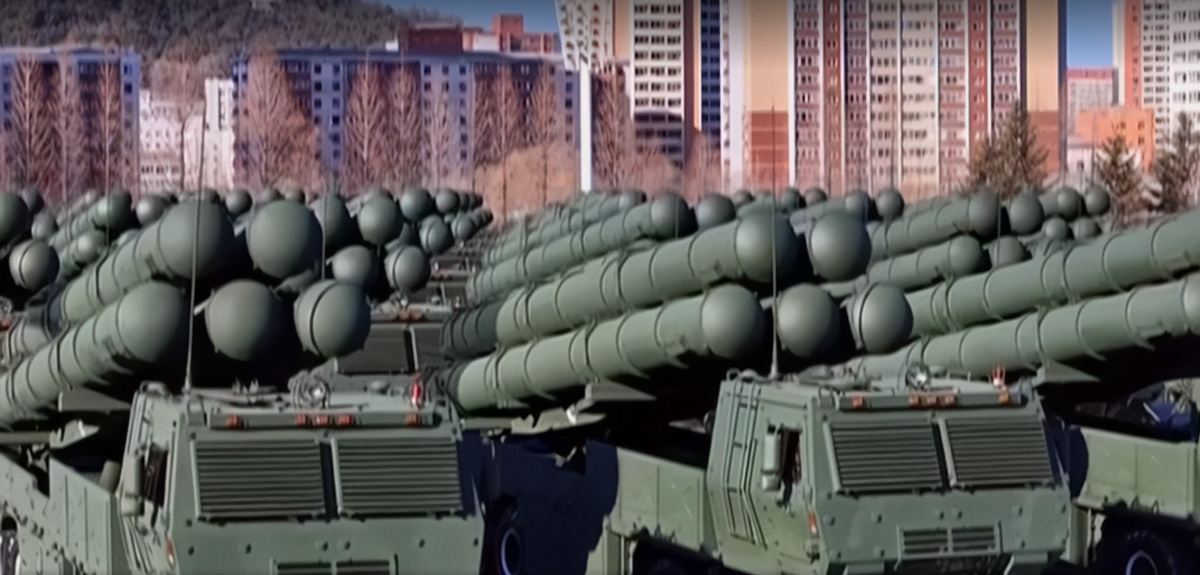 Veículos lançadores de mísseis de curto alcance alinhados durante exibição militar na Coreia do Norte antes de congresso do Partido dos Trabalhadores