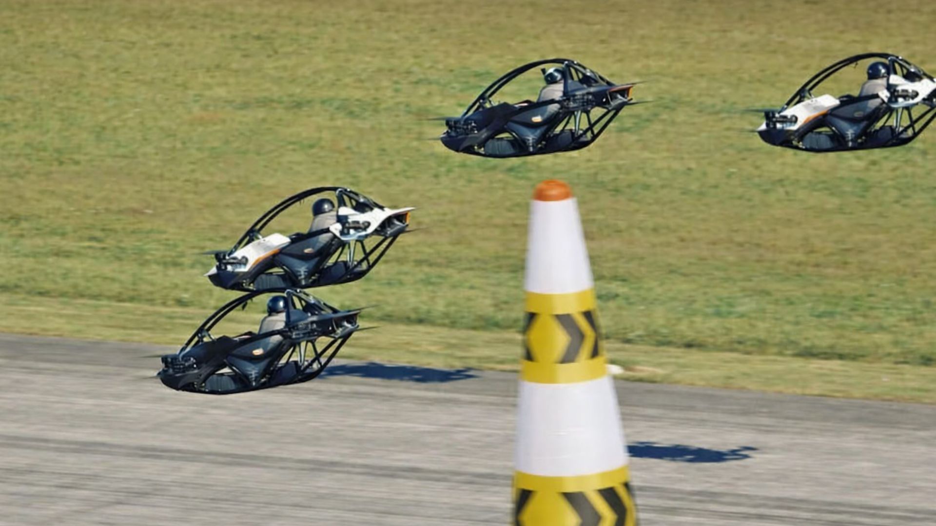 Carros voadores elétricos competem em corrida aérea a baixa altitude durante evento experimental.