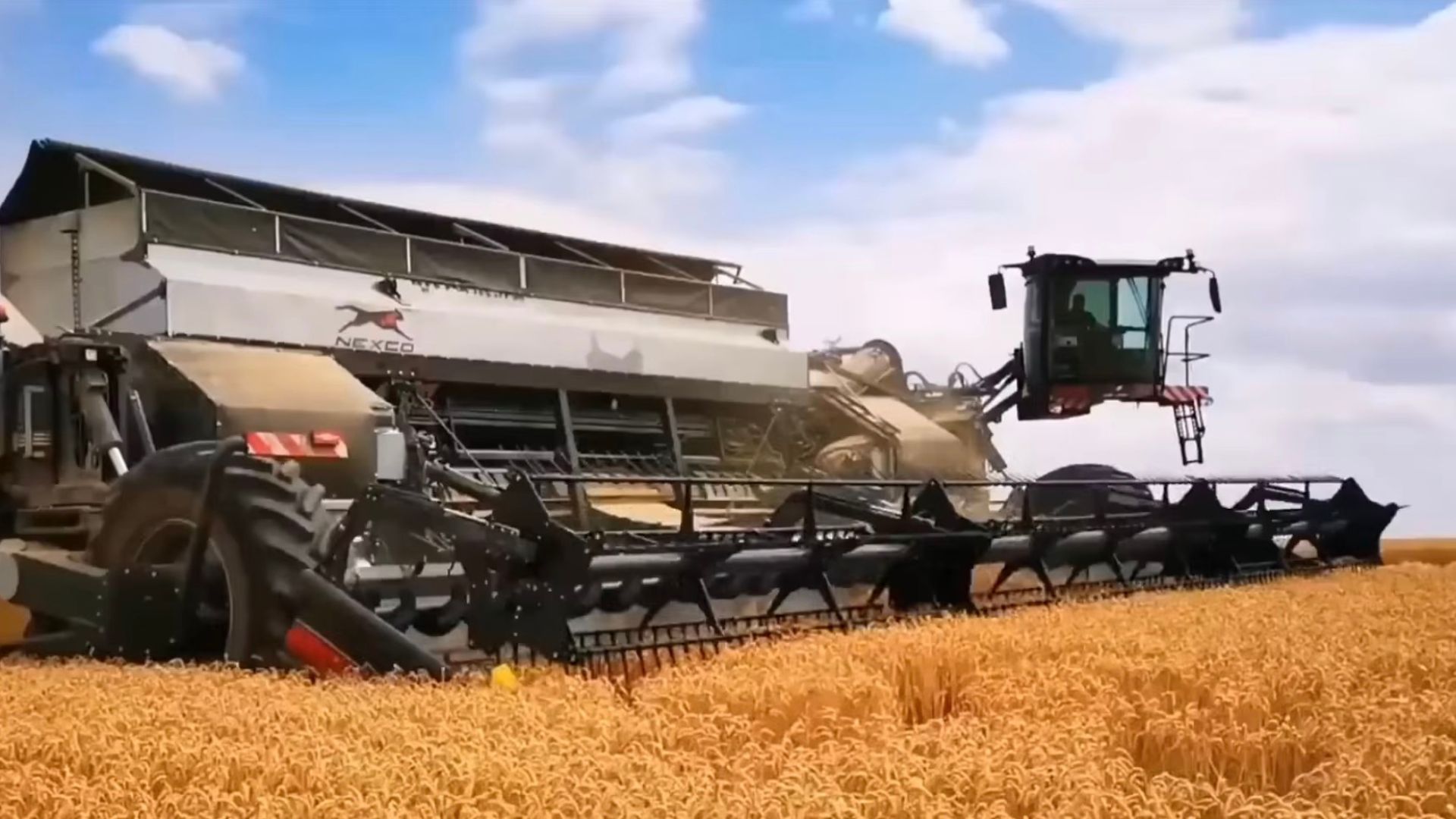 Colheitadeira CR11 considerada a maior do mundo em operação