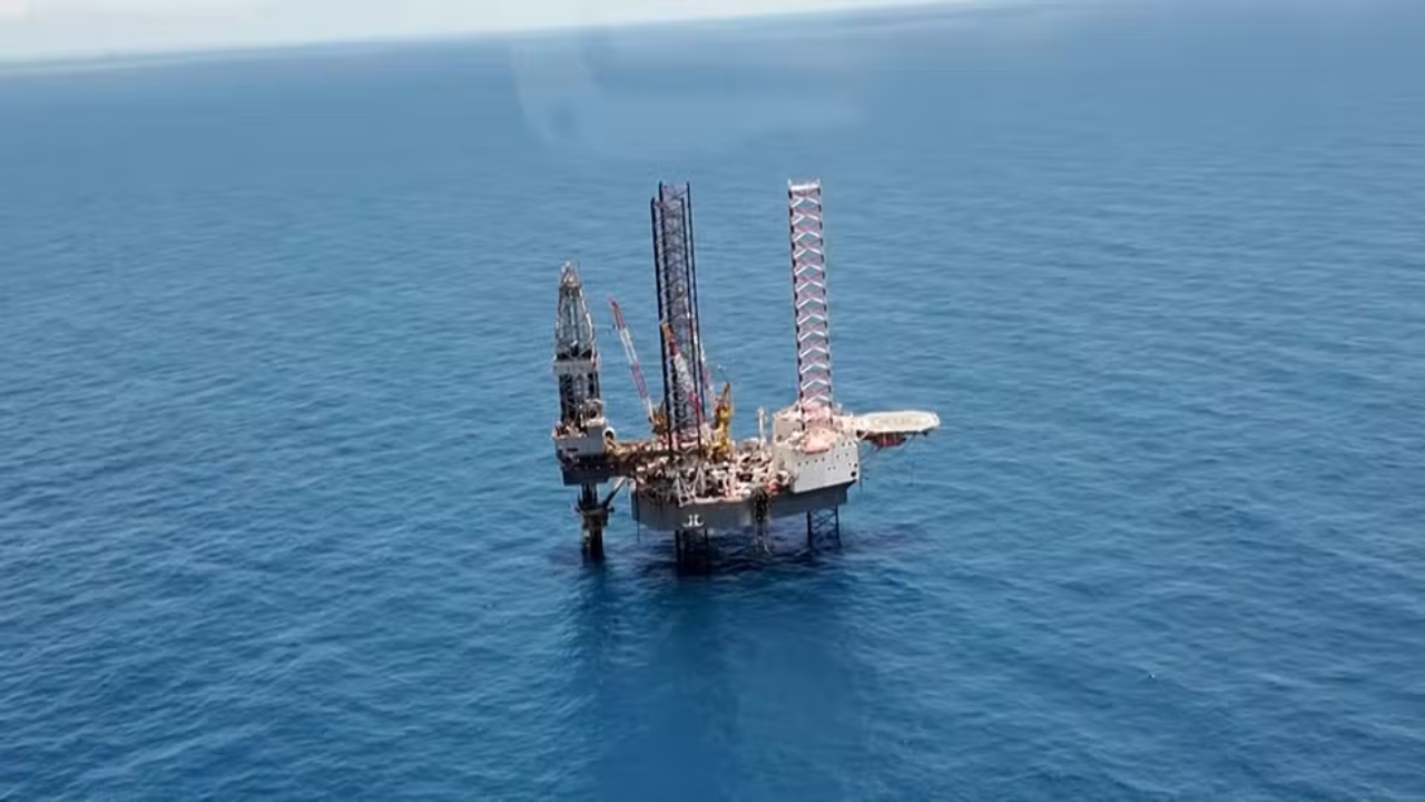 O descomissionamento de 26 plataformas de petróleo no litoral de Sergipe deve movimentar mais de US$ 2,5 bilhões até 2035, mobilizando centenas de profissionais e marcando o fim de uma era na produção em águas rasas.