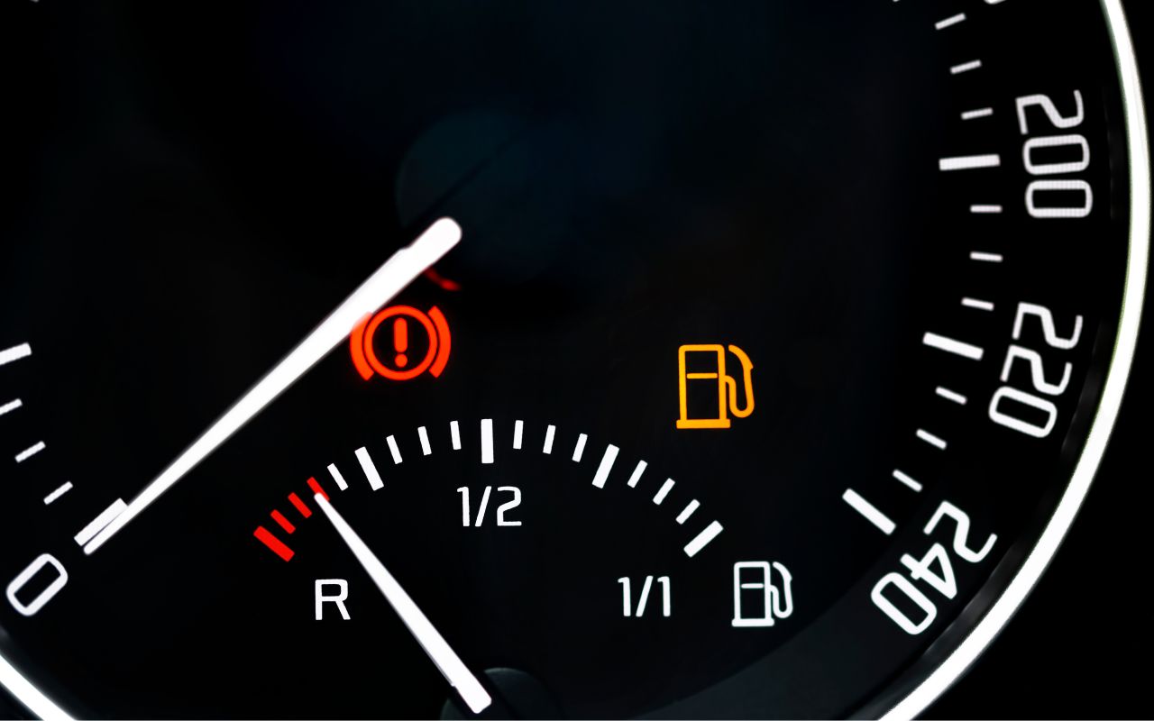 Dirigir com o carro na reserva pode sair caro. Veja o que acontece, a autonomia estimada após o alerta e os danos que o hábito pode provocar.