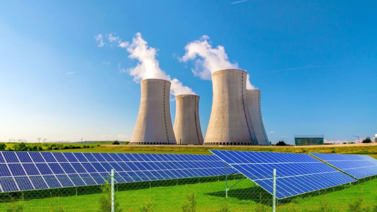 A energia nuclear vive um forte renascimento em 2026, enquanto o crescimento das fontes renováveis desacelera. Entenda por que usinas, reatores e grandes países estão mudando o jogo da energia global.