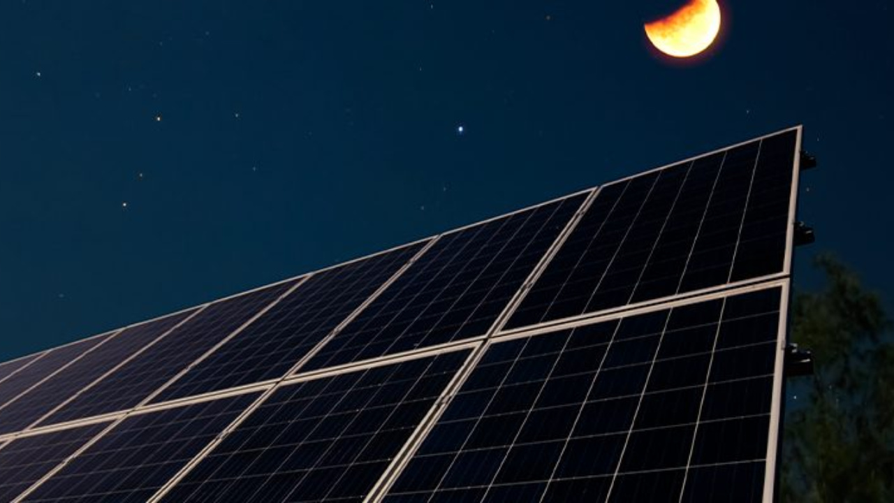 A energia solar cresce sem freio no Brasil, mas o excesso de produção durante o dia vira desperdício e ameaça o sistema elétrico à noite. Megabaterias e hidrelétricas reversíveis disputam quem vai salvar o país do colapso energético.