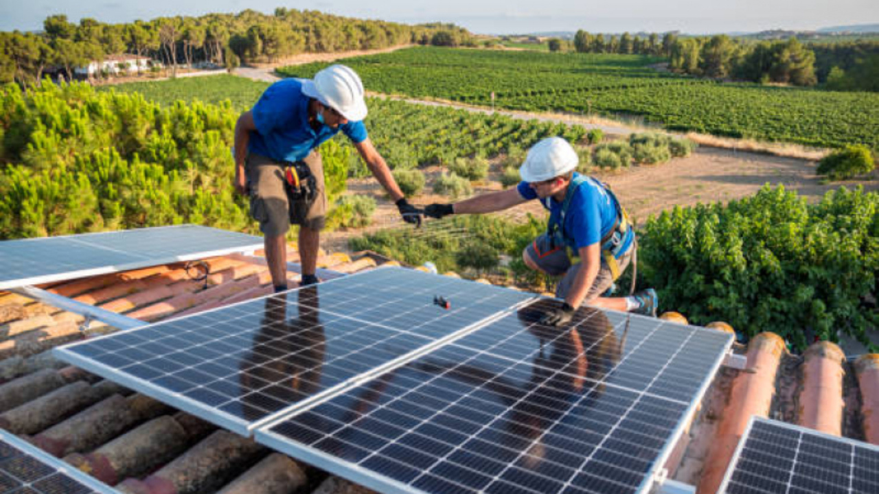 A instalação de energia solar pode reduzir não só a conta de luz, mas também impostos municipais como IPTU, ITBI e ISS. Veja como cidades brasileiras estão concedendo descontos e quem pode solicitar.