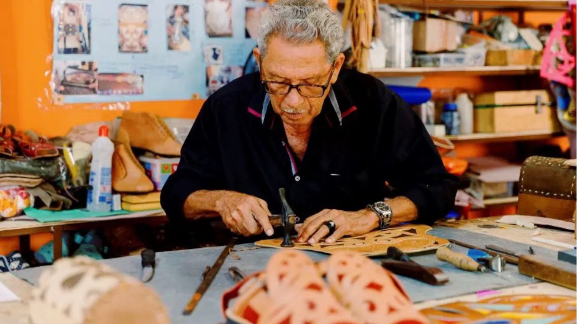 Artesão Espedito Seleiro produz sandálias artesanais de couro no sertão do Ceará