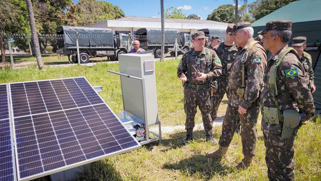 O Exército Brasileiro começa a testar energia renovável em operações militares com painéis solares móveis. A aposta pode reduzir gastos, riscos e a dependência de diesel nos quartéis e no campo de batalha.