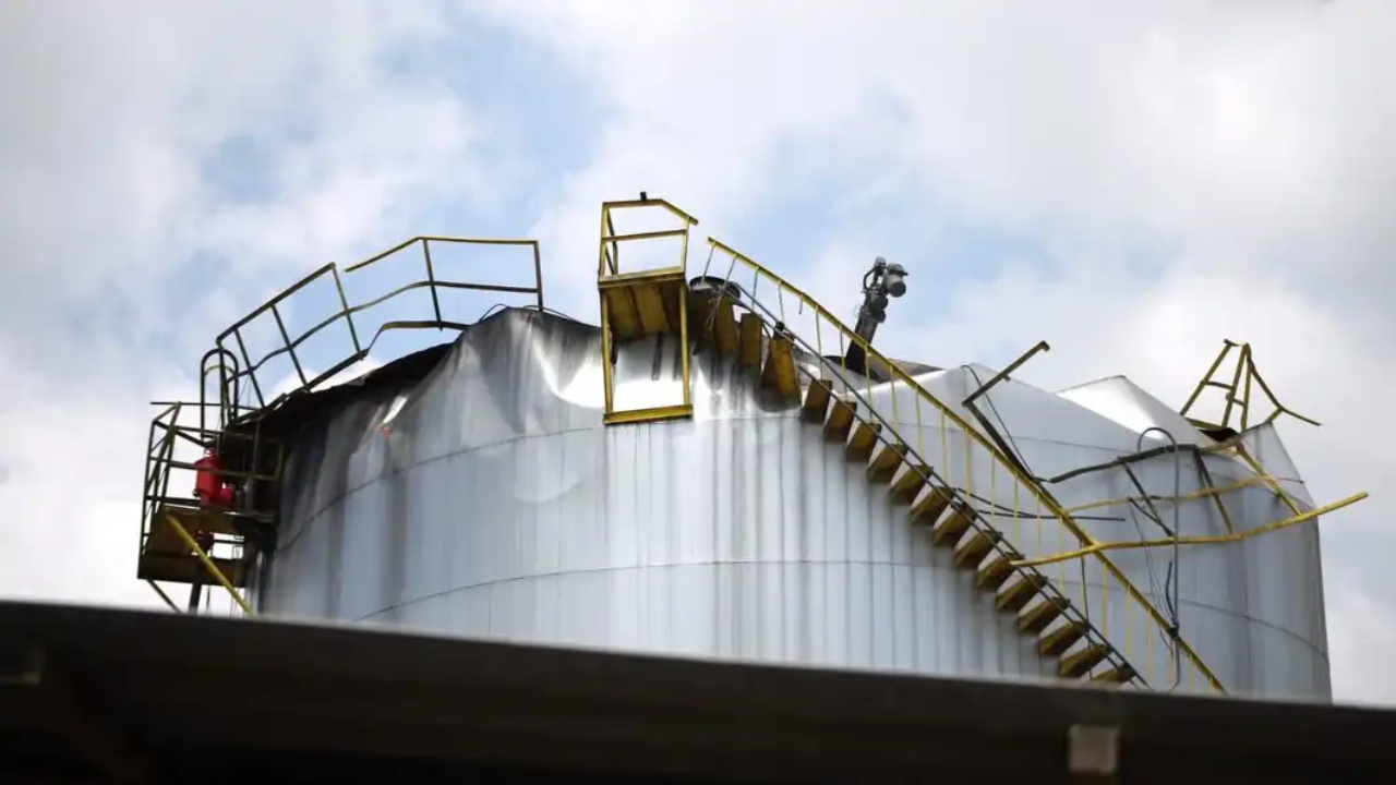 Após explosão em tanque de combustível em Volta Redonda (RJ), ANP interdita base da Vibra e suspende movimentação de produtos ligados ao setor de petróleo; medida busca evitar novos riscos e danos ambientais.