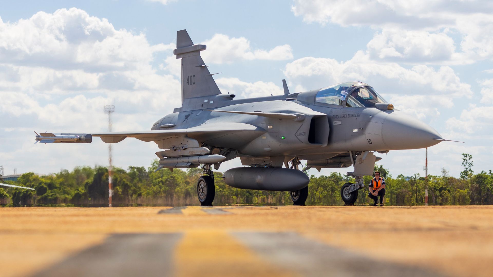 F-39 Gripen montado no Brasil em fábrica da Embraer representa marco histórico da indústria de defesa nacional.