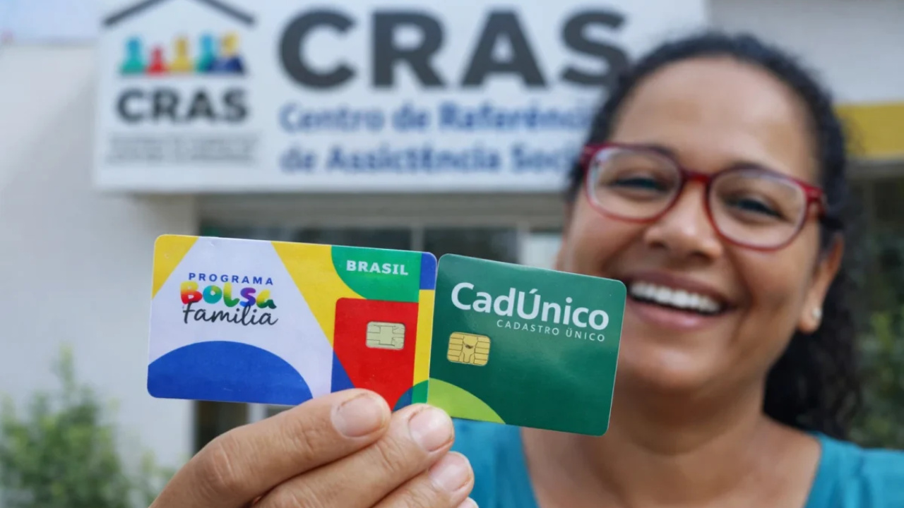 Projeto em análise na Câmara prevê até 200 kWh gratuitos por mês com energia solar, usando painéis pagos pelo governo para aliviar a conta de luz de milhões de brasileiros.