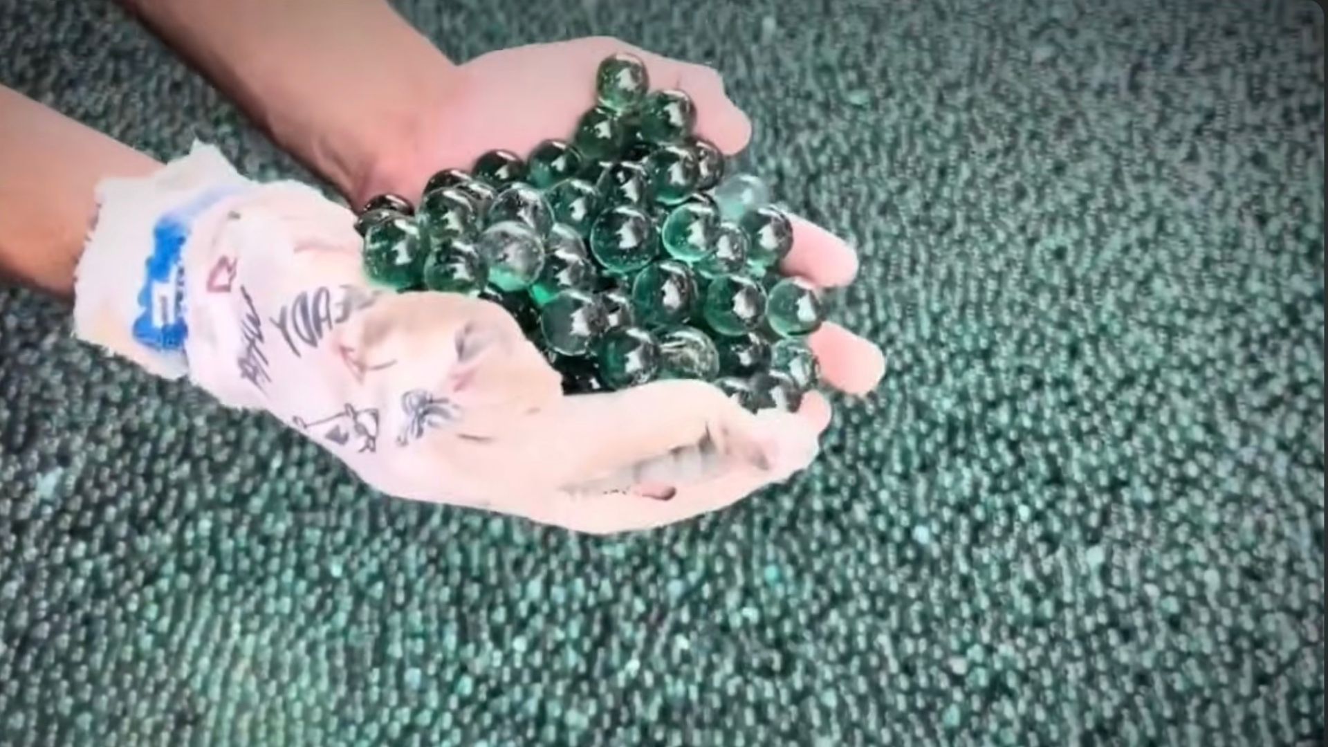 Forno industrial fundindo vidro reciclado a 1000 graus