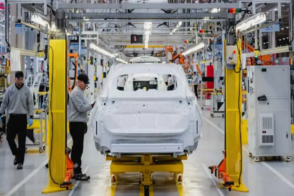 Linha de produção da GWM no Brasil com carro em fase de montagem em fábrica automatizada