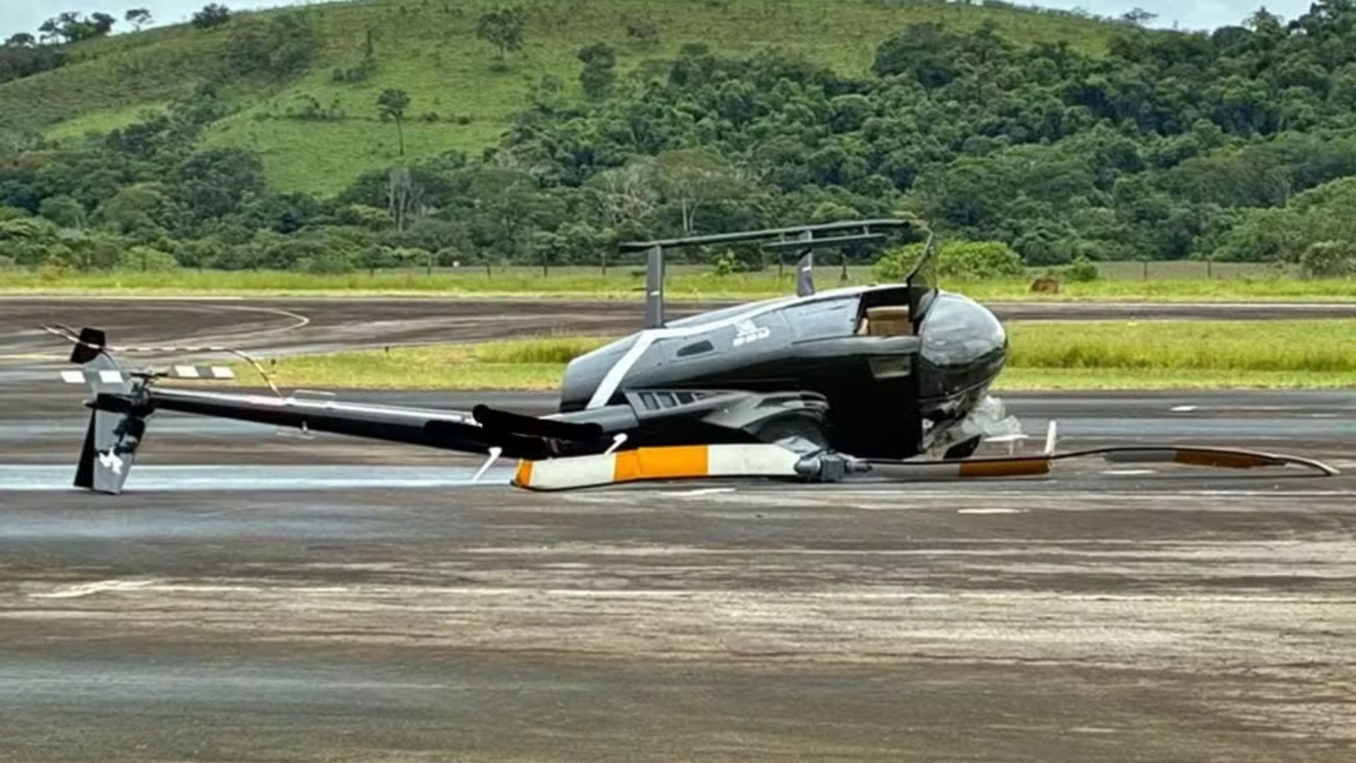 Helicóptero particular danificado após tentativa de decolagem irregular no aeroporto de Caxambu, em Minas Gerais.