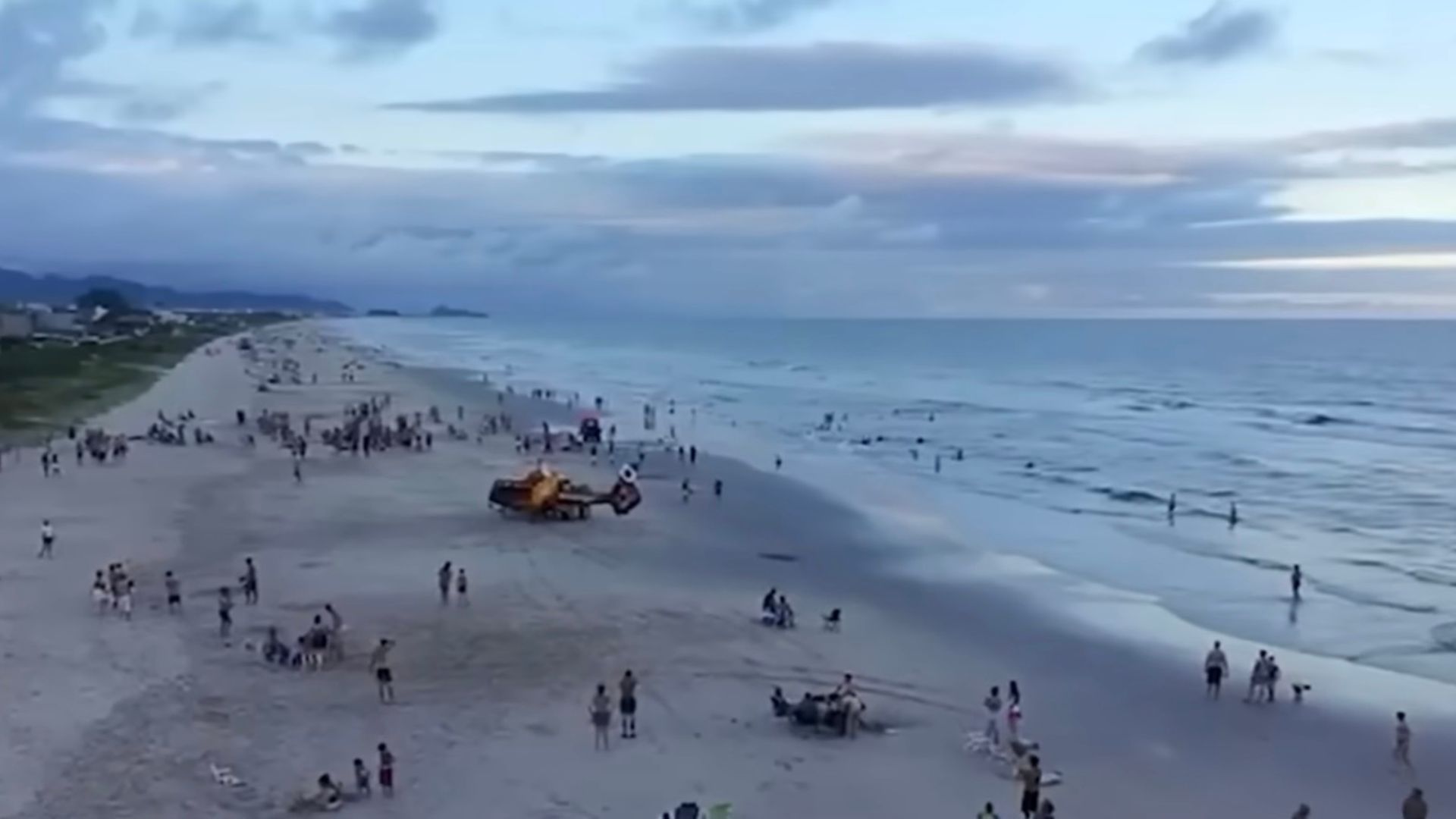 Helicóptero Arcanjo do Corpo de Bombeiros realizando resgate na praia de Guaratuba