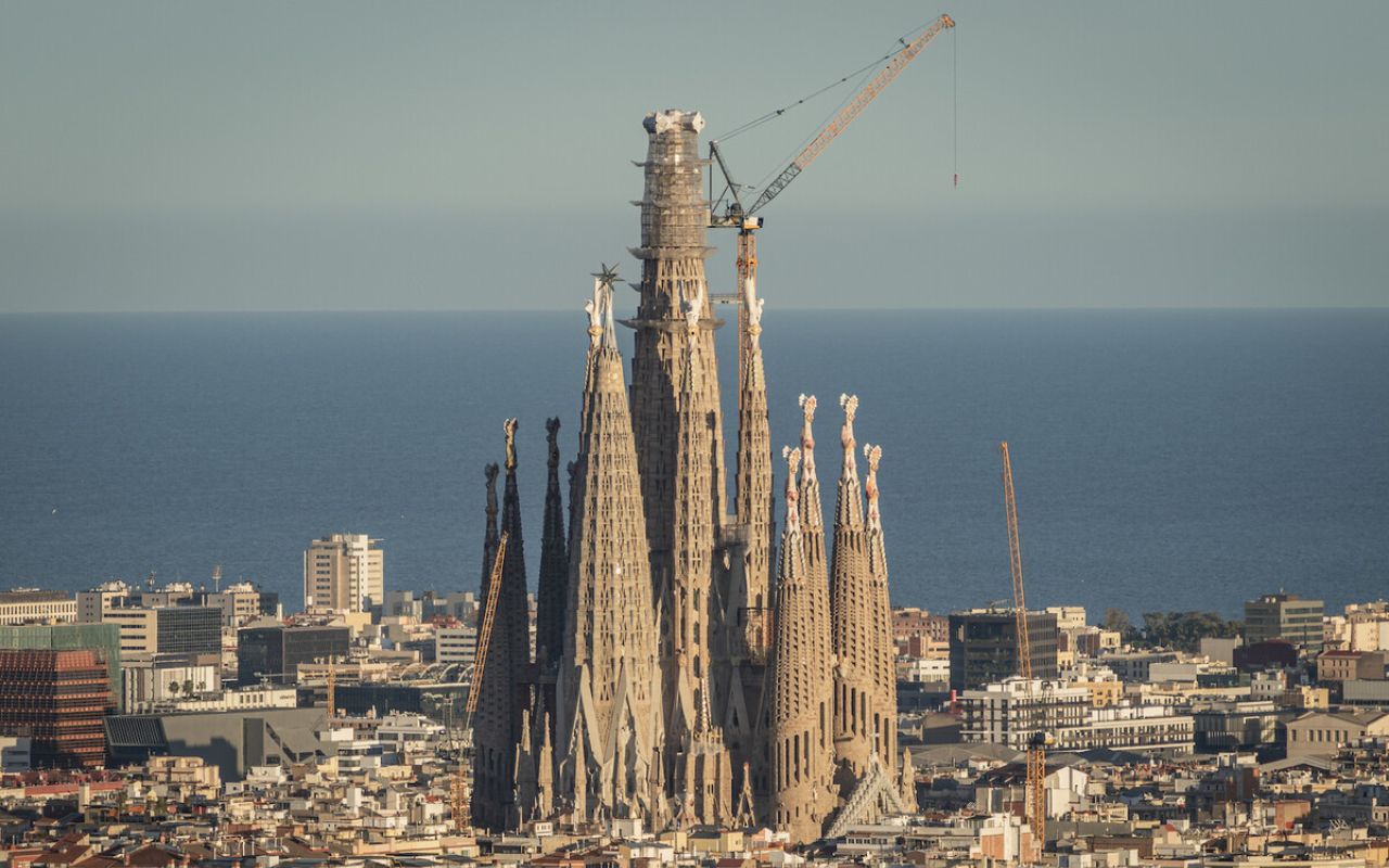 Basílica da Igreja Sagrada Família supera Ulmer Münster ao alcançar 172,5 metros com instalação da cruz na Torre de Jesus Cristo.