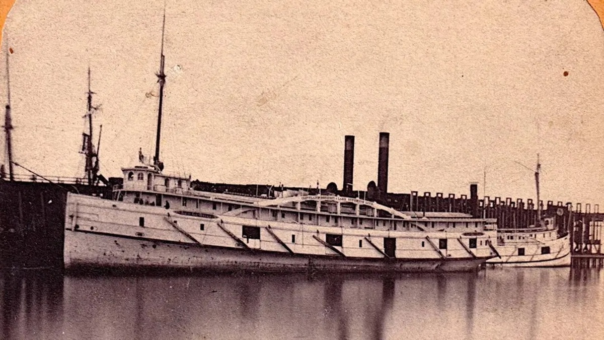 Caçador de 80 anos encontra navio a vapor de 66 metros afundado em 1872 no Lago Michigan, a 32 km da costa de Wisconsin.
