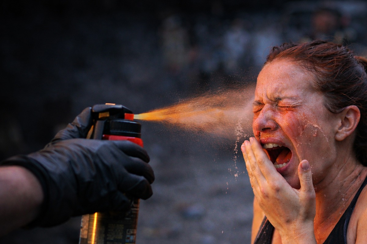 Crise em Minnesota: Agentes federais usam armas químicas proibidas em guerra contra civis em 2026. Conheça os riscos graves para a saúde de crianças e os efeitos de longo prazo do gás lacrimogêneo e spray de pimenta