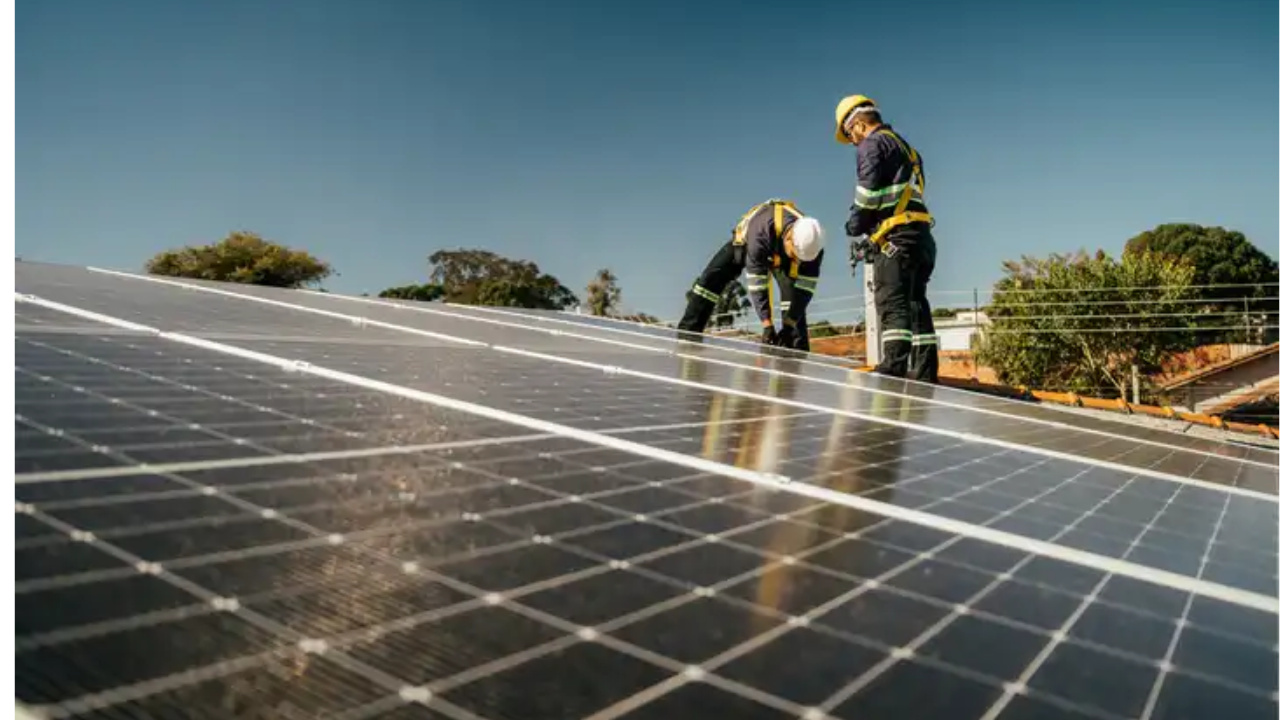 A implantação de usina solar no Brasil deve ficar até 30% mais cara a partir de abril, impulsionada por aumento de impostos, alta no preço do painel importado da China e mudanças nas regras de subsídio para geração própria de energia.