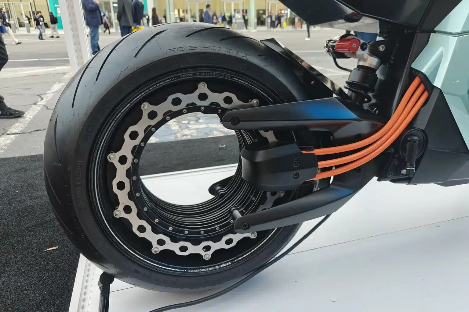 Motocicleta elétrica TS Pro adota bateria de estado sólido, promete quase 600 km de autonomia, 200 kW de carga e entregas a partir de 2026.