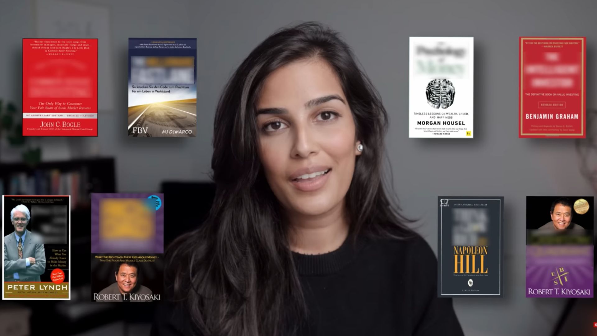 Jovem estudando livros de finanças, dinheiro e investimentos em ambiente de trabalho