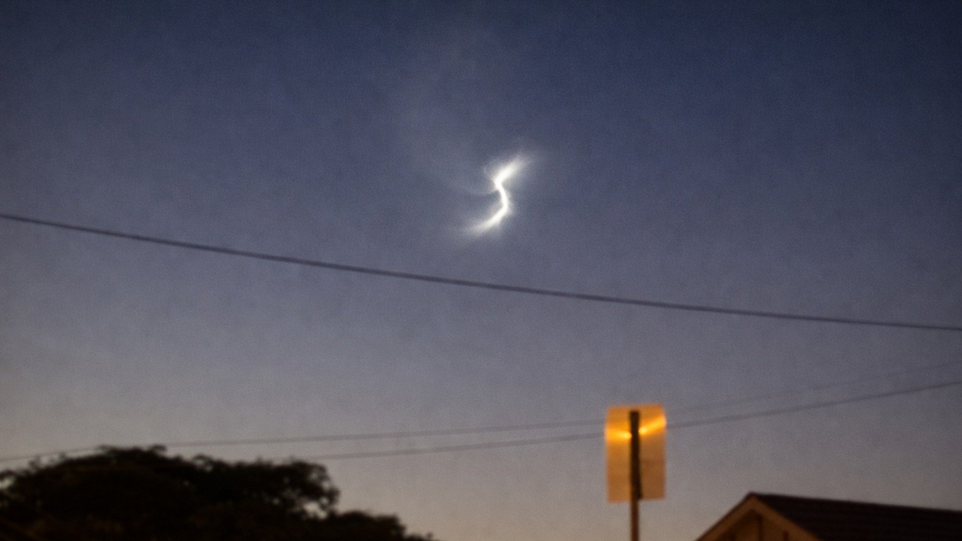 Luz misteriosa vista às 6h gera teorias de OVNIs; especialistas analisam imagens e revelam a explicação do fenômeno.