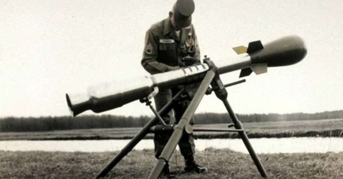 Com ogiva nuclear equivalente a Hiroshima, alcance inferior a 4 km e risco letal para o próprio operador, o M-388 Davy Crockett foi o míssil portátil que colocou armas nucleares literalmente nas mãos da infantaria dos EUA durante a Guerra Fria
