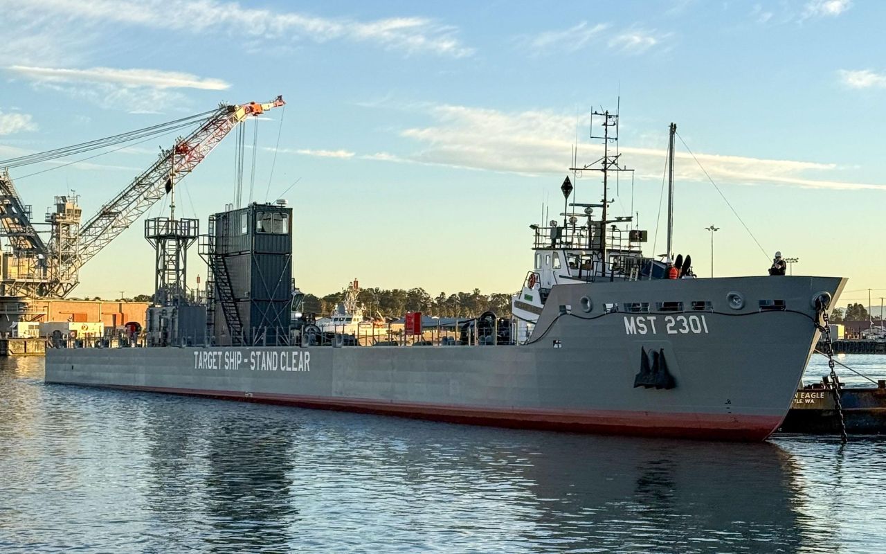 O Mobile Ship Target MST-2, novo navio de testes da Marinha dos Estados Unidos, inicia preparação em Port Hueneme para conduzir testes avançados de armamentos com operação remota e alvos realistas.