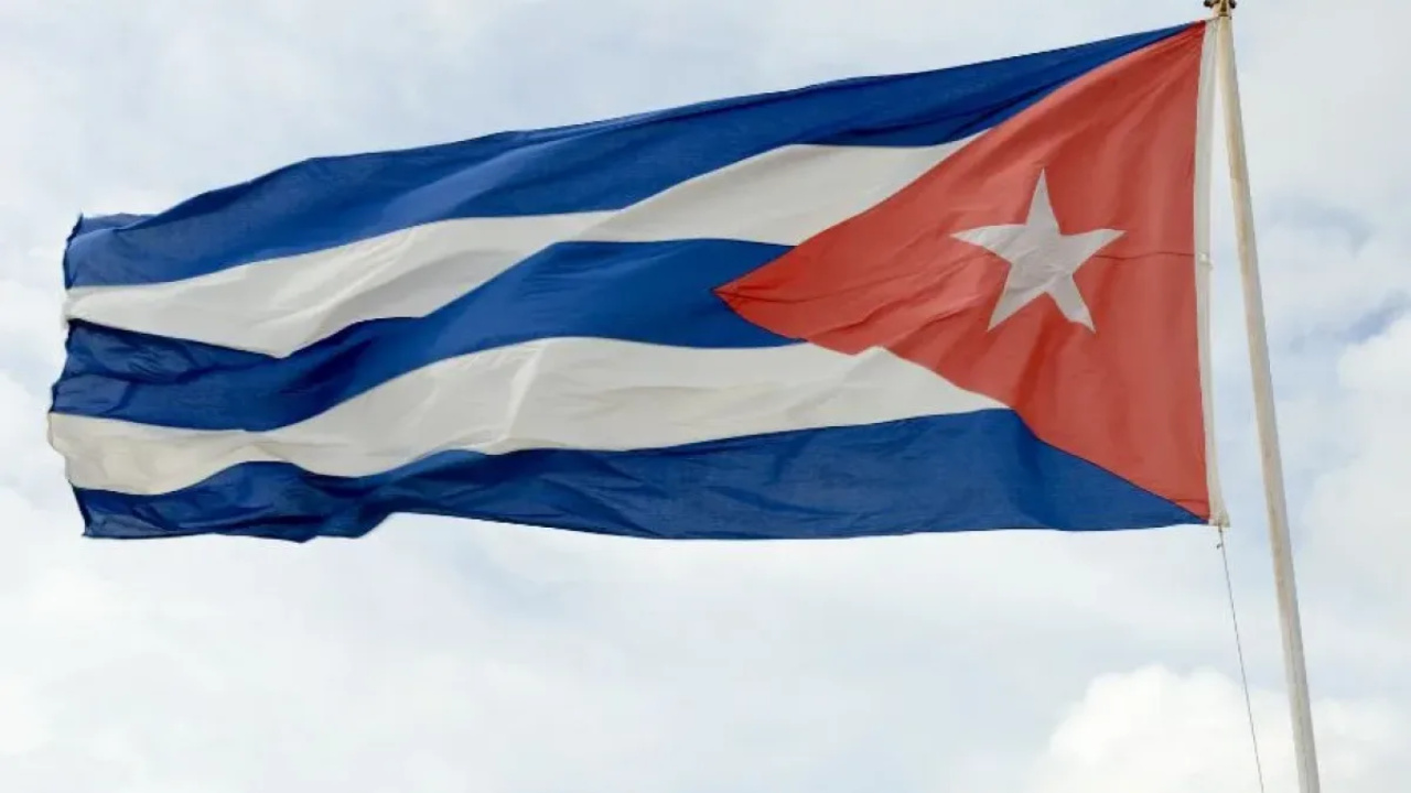 Cuba corre contra o tempo para ampliar a energia solar após sanções dos EUA contra combustíveis fósseis agravarem apagões e a crise econômica da ilha.