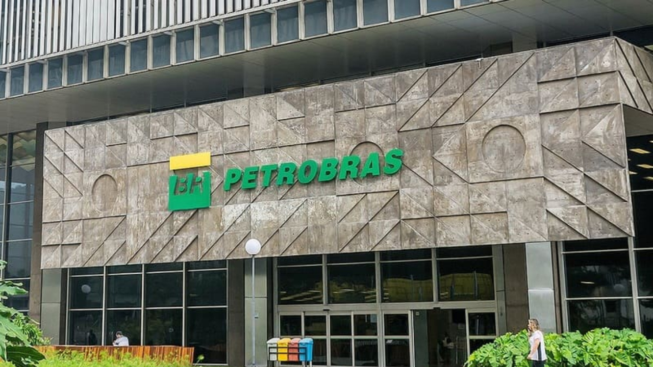 Lula deve negociar com Trump a volta da Petrobras à exploração de petróleo na Venezuela, usando dívida de US$ 1,8 bilhão como possível moeda de troca.