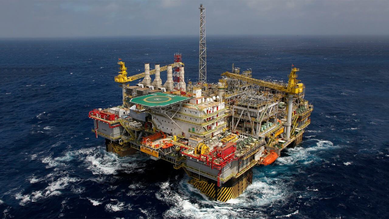 Brasil registra em janeiro o maior volume de exportação de petróleo em quase três anos, impulsionado por novas plataformas no pré-sal, mas queda nos preços reduz o faturamento.