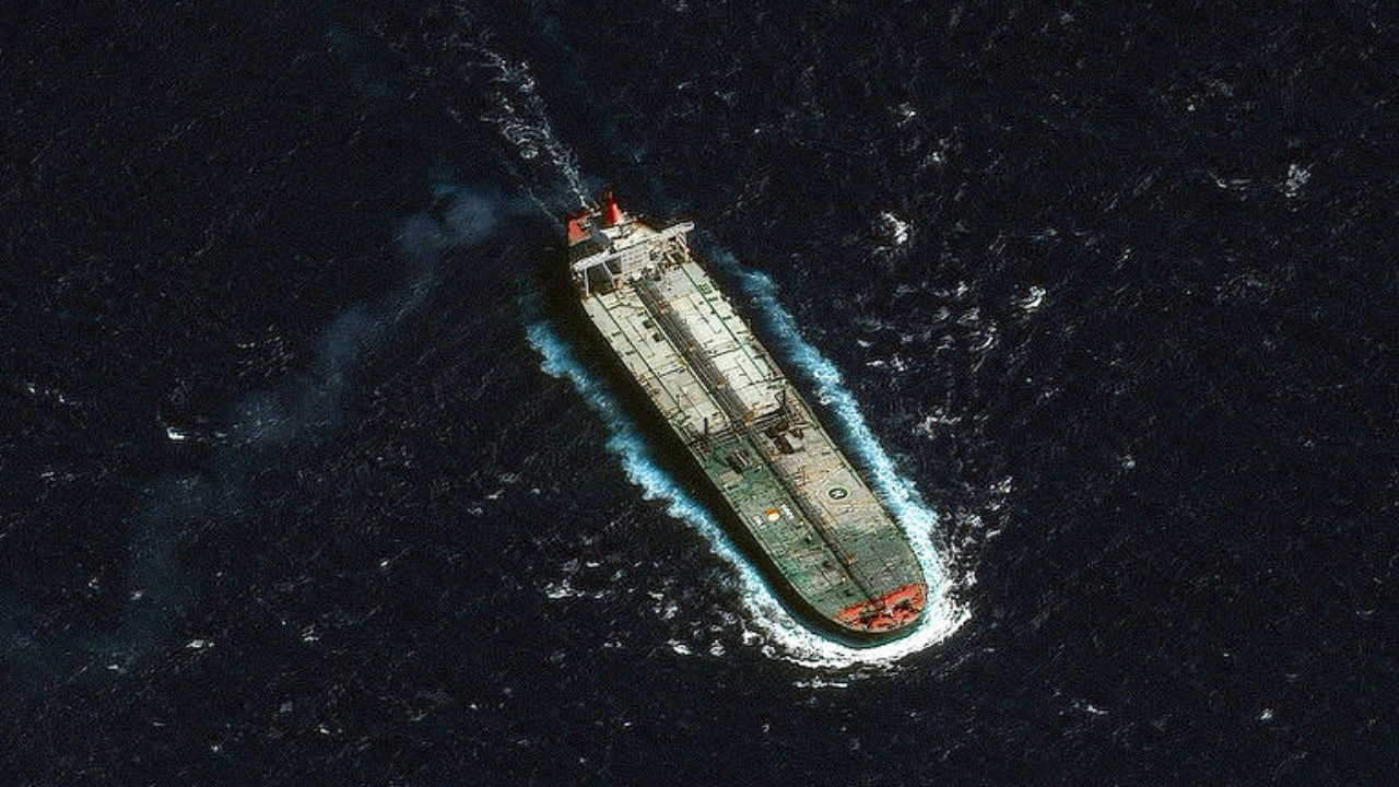 Os Estados Unidos deram novos passos para flexibilizar as restrições sobre o petróleo da Venezuela, liberando licenças, navios e operações portuárias, enquanto Washington assume receitas e reacende disputas políticas.