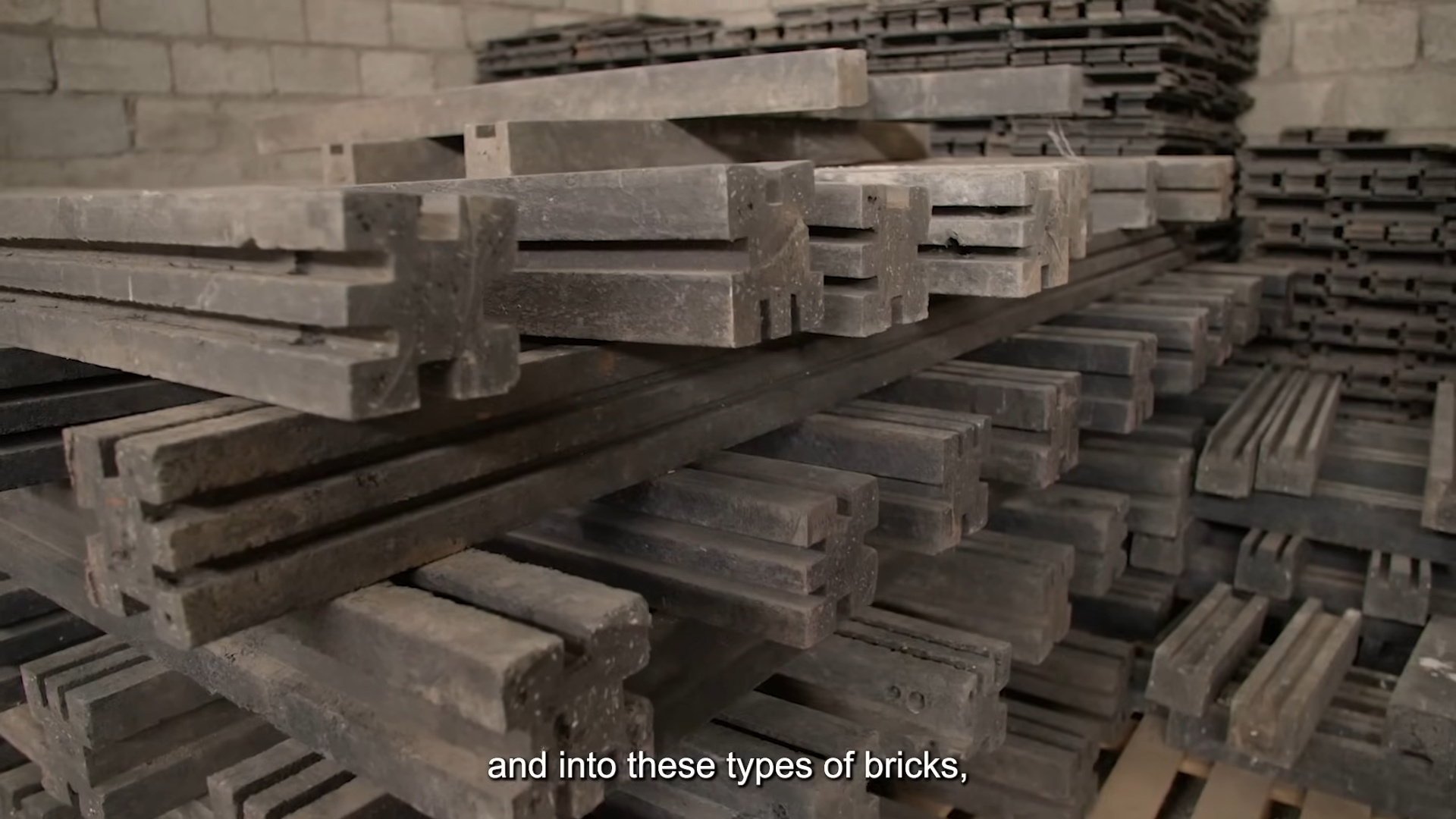 Ex-funcionário do Google, Accenture e Banco Mundial larga carreira internacional, volta para a Etiópia e cria tijolo de plástico interlocking 40% mais barato que o cimento e remove 45 toneladas de resíduo do lixão de Addis Abeba todo dia