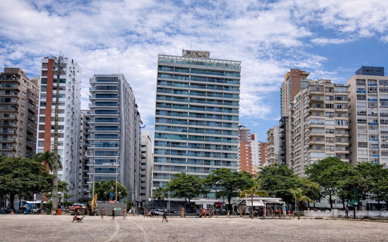 Entenda por que tantos prédios tortos em Santos, como o solo e o crescimento urbano influenciaram a inclinação de 319 edifícios, e como a engenharia responde.