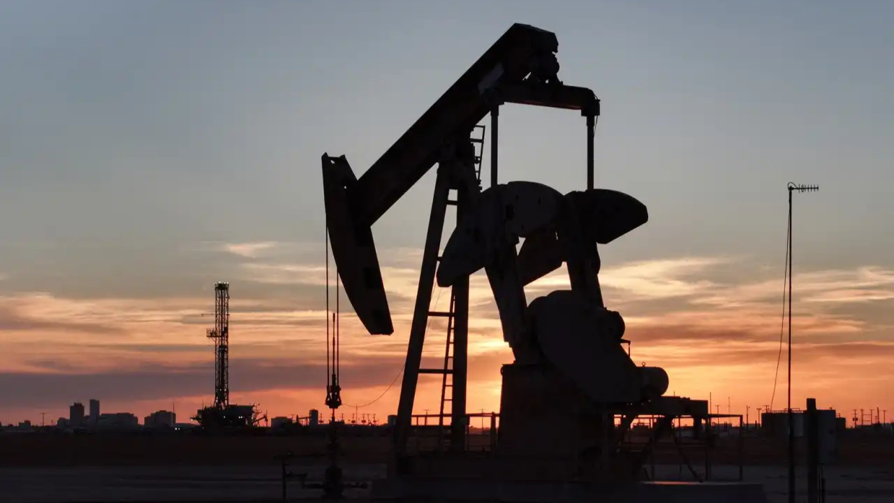 A entrada massiva de petróleo venezuelano nos Estados Unidos após acordo bilionário com Washington pressiona preços, trava refinarias e pode mudar o jogo do mercado global de energia.