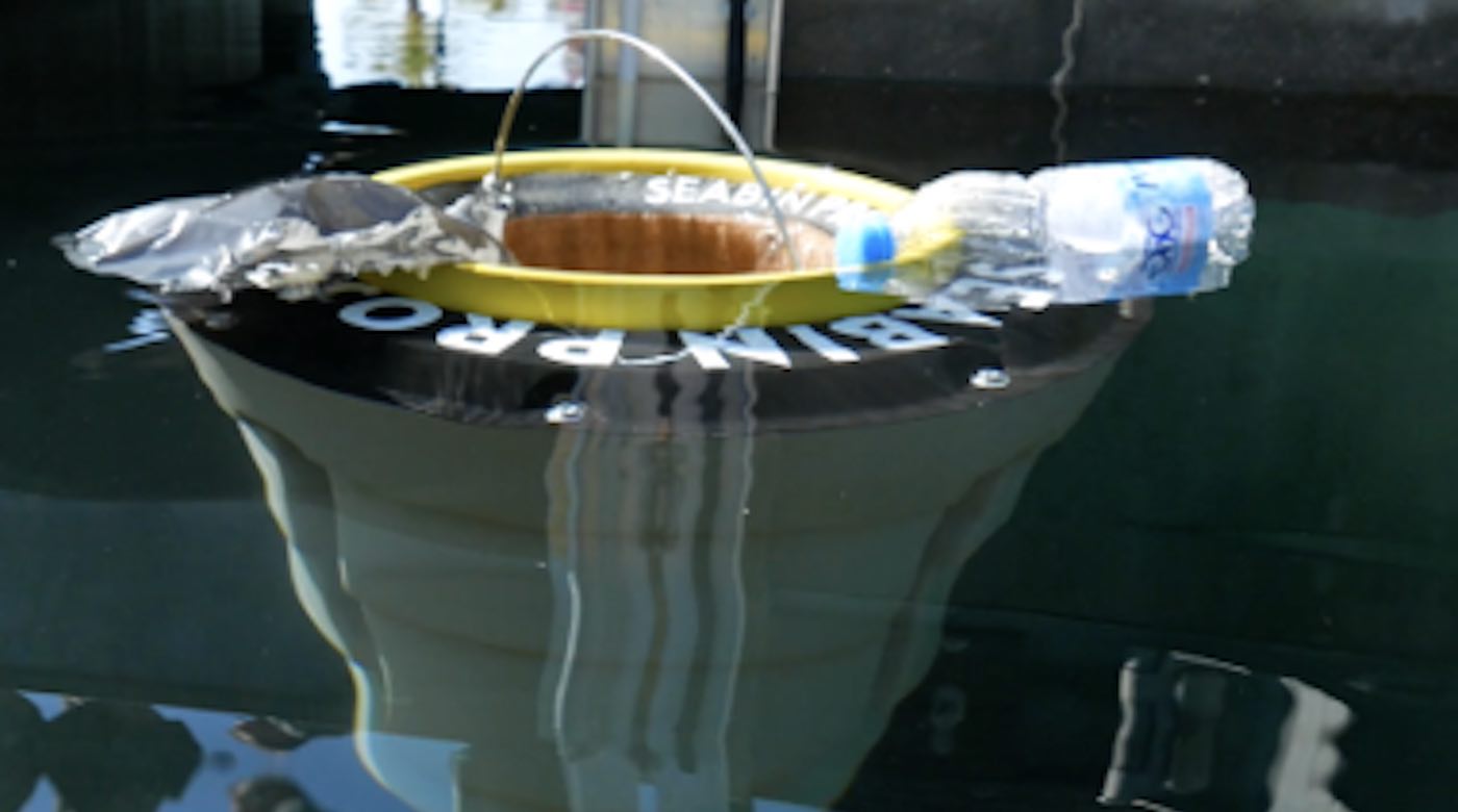 Instalado em mais de 50 países, o projeto Seabin já removeu toneladas de microplásticos, óleo e resíduos flutuantes ao redor do mundo, transformando portos em barreiras silenciosas contra a poluição marinha